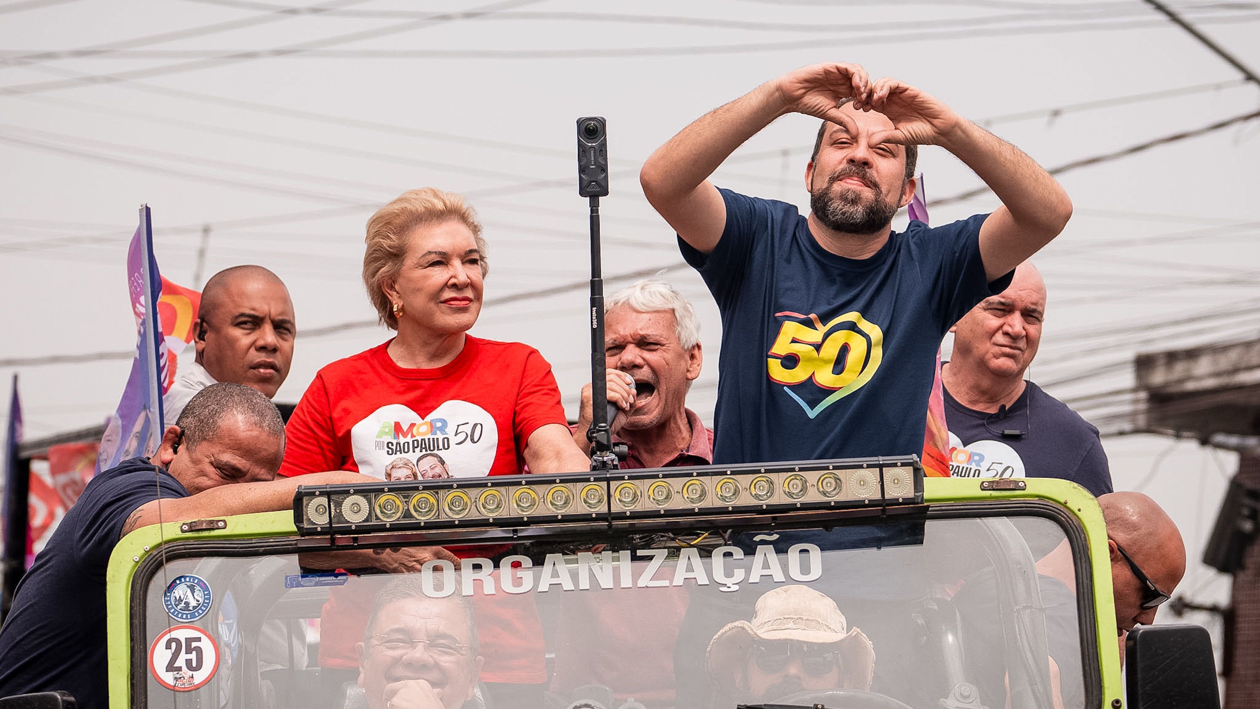 Guilherme Boulos durante carreata em Guianases nesta manhã (21/09) • Leandro Paiva/Campanha Guilherme Boulos