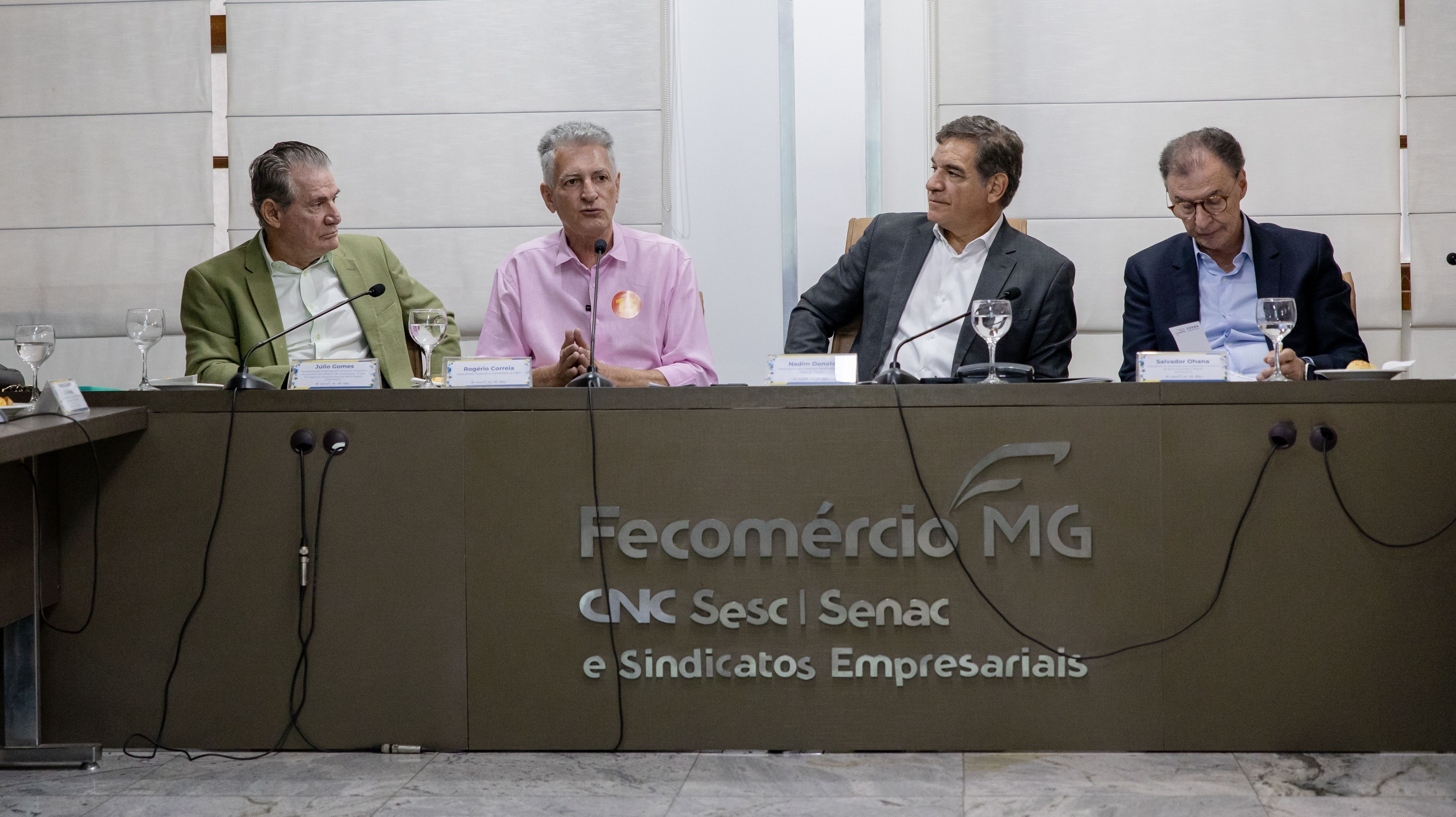 Correia (segundo da esquerda para a direita) disse que não irá aumentar a carga tributária para o setor • Divulgação