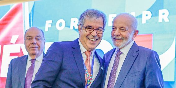 Os presidentes da Apex, Jorge Viana, e do Brasil, Luiz Inácio Lula da Silva, em evento na Cidade do México; ao fundo, o chanceler Mauro Vieira
