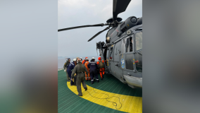 O tripulante da embarcação foi levado pela aeronave até o aeroporto de Jacarepaguá