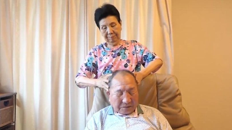 A irmã de Hakamata, Hideko, 91, cuida de Hakamata enquanto ele aguarda o veredito do novo julgamento • Machiko Ino