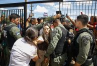 Caso Deolane: em decisão, Justiça acusa família da ré de pagar manifestantes na porta da prisão
