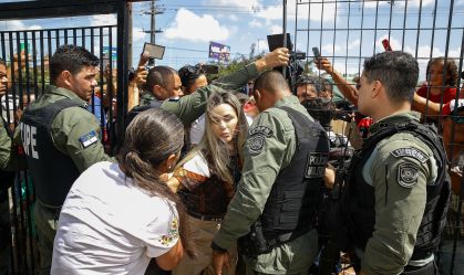 Caso Deolane: em decisão, Justiça acusa família da ré de pagar manifestantes na porta da prisão