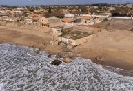 Costa do Brasil sofre forte erosão com avanço do Atlântico; veja fotos