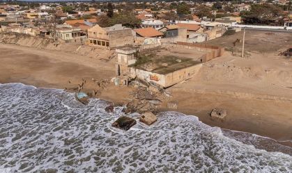 Costa do Brasil sofre forte erosão com avanço do Atlântico; veja fotos