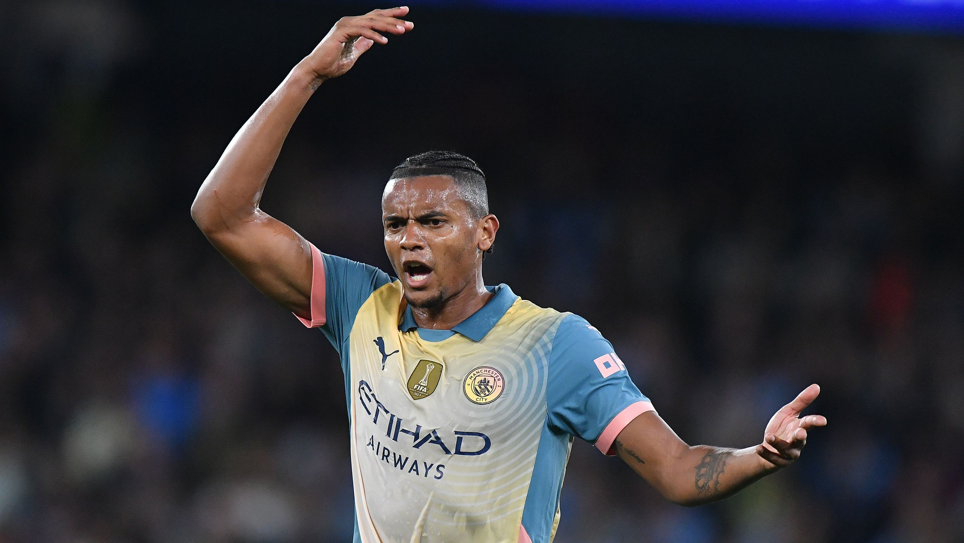 Zagueiro do Manchester City revela problema inusitado com uniforme
