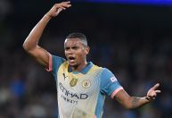 Zagueiro do Manchester City revela problema inusitado com uniforme do Oasis