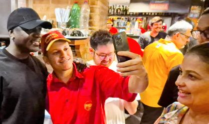 Antes de show no Rock in Rio, Akon toma chopp em restaurante na Gávea