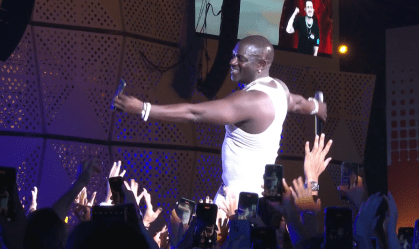 Rock in Rio: show de Akon tem falhas de som, playback e referências ao funk brasileiro