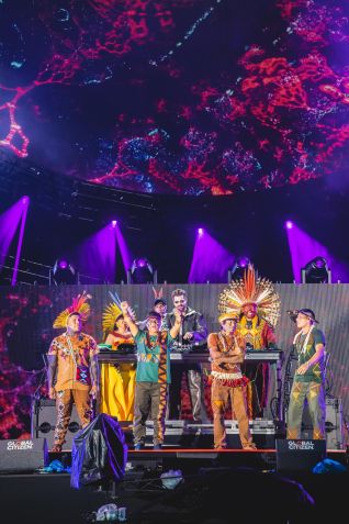 Alok se apresentou com os artistas indígenas Célia Xakriabá. Mapu Huni Kuin, Owerá e Brô MC's em Nova York • @timoteco