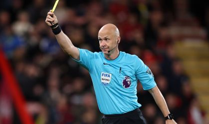 Anthony Taylor mostra cartão amarelo em jogo da Premier League