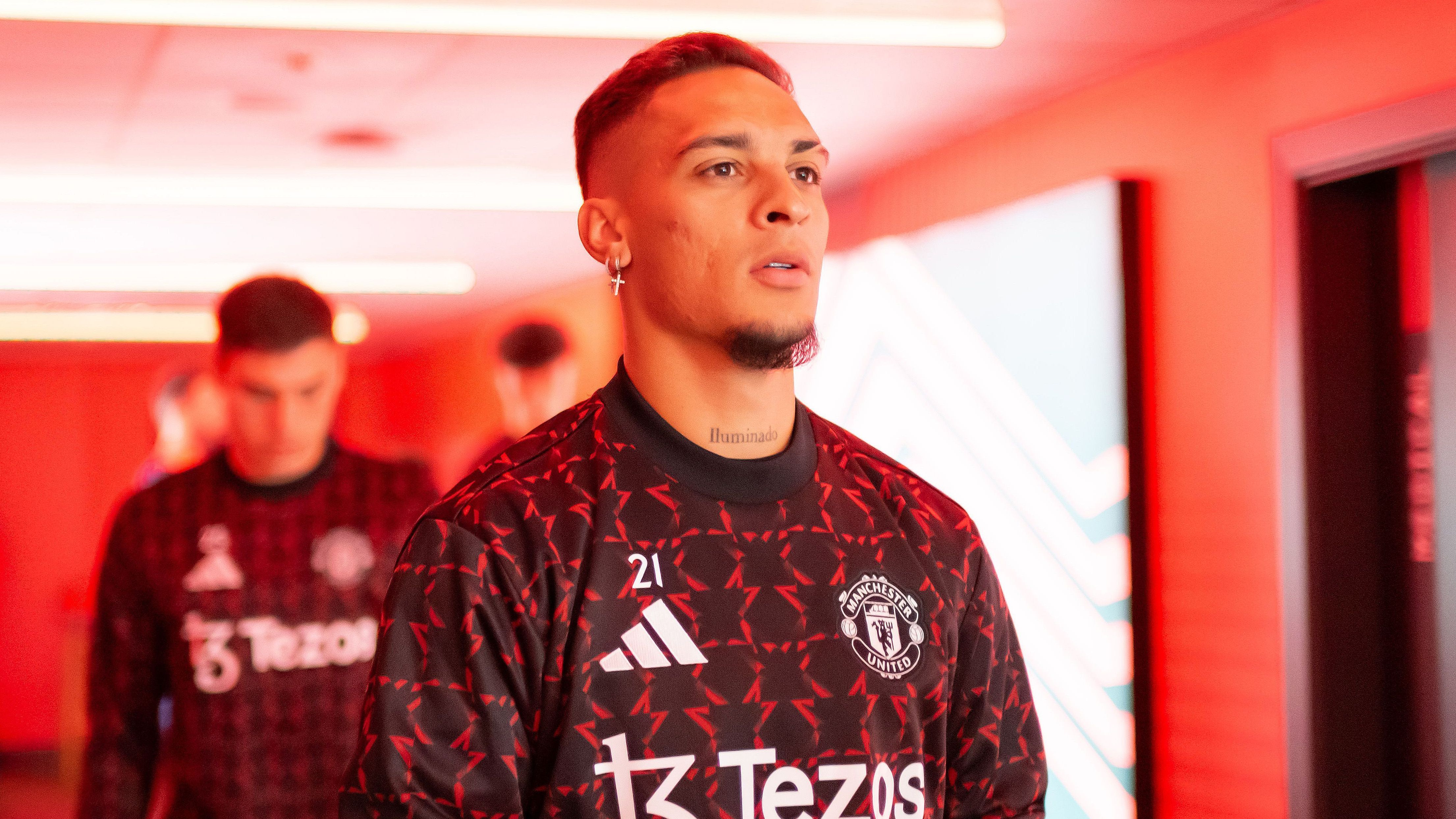 Antony está no banco neste começo de temporada no Manchester United