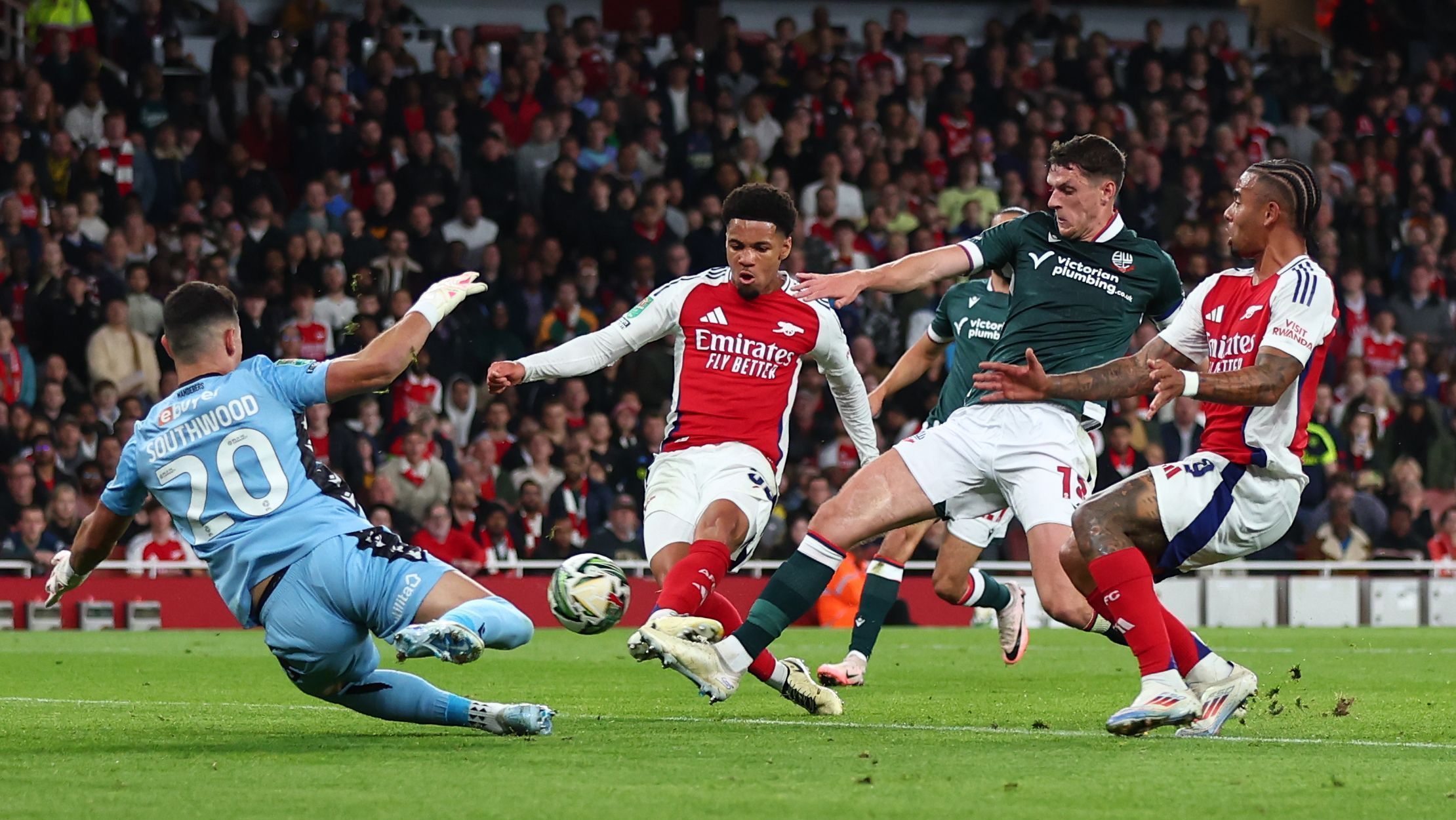 Arsenal goleia Bolton na Copa da Liga Inglesa