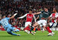 Com goleiro de 16 anos titular, Arsenal goleia e avança na Copa da Liga
