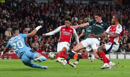 Arsenal goleia Bolton na Copa da Liga Inglesa