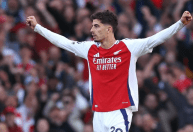 Arsenal vence Leicester e iguala pontos com City
