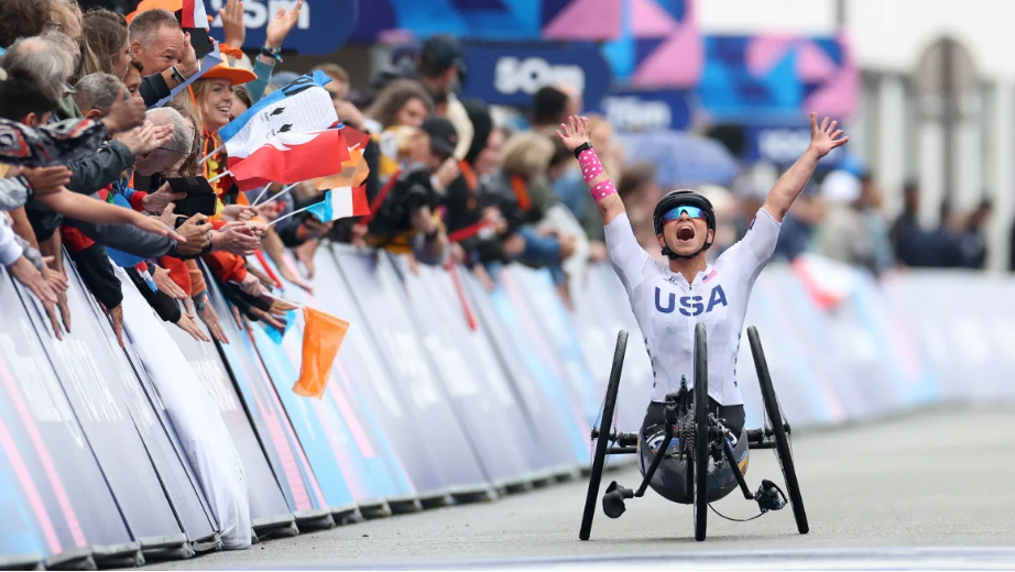 Atleta afirma que teve de cobrir símbolo ucraniano em capacete