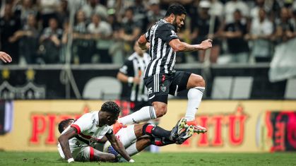 Hulk, do Atlético, deixa jogadores do São Paulo no chão em jogo da Copa do Brasil