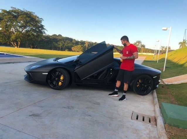 Gusttavo Lima publicou a foto do Aventador em janeiro de 2019 •