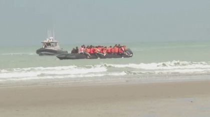 França tenta conter travessia de imigrantes pelo mar