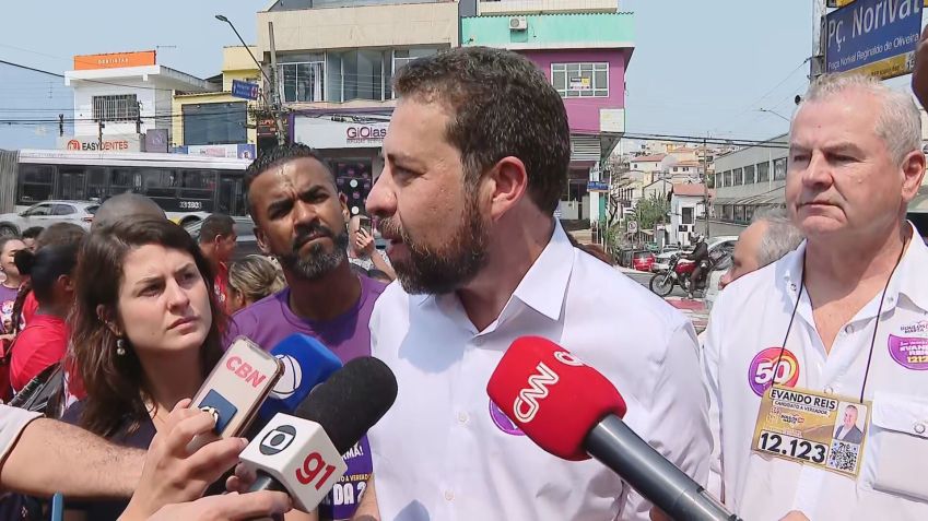 Guilherme Boulos em campanha na cidade de São Paulo. • Reprodução/CNN
