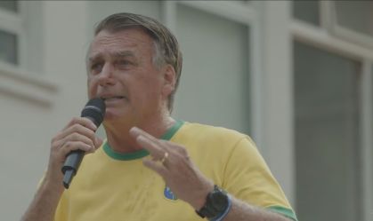 Golpe agora se dá com táxi, diz Bolsonaro sobre inquérito da PF em live