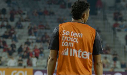 Inter transforma gesto de troca no futebol em ação de marketing no Brasileirão