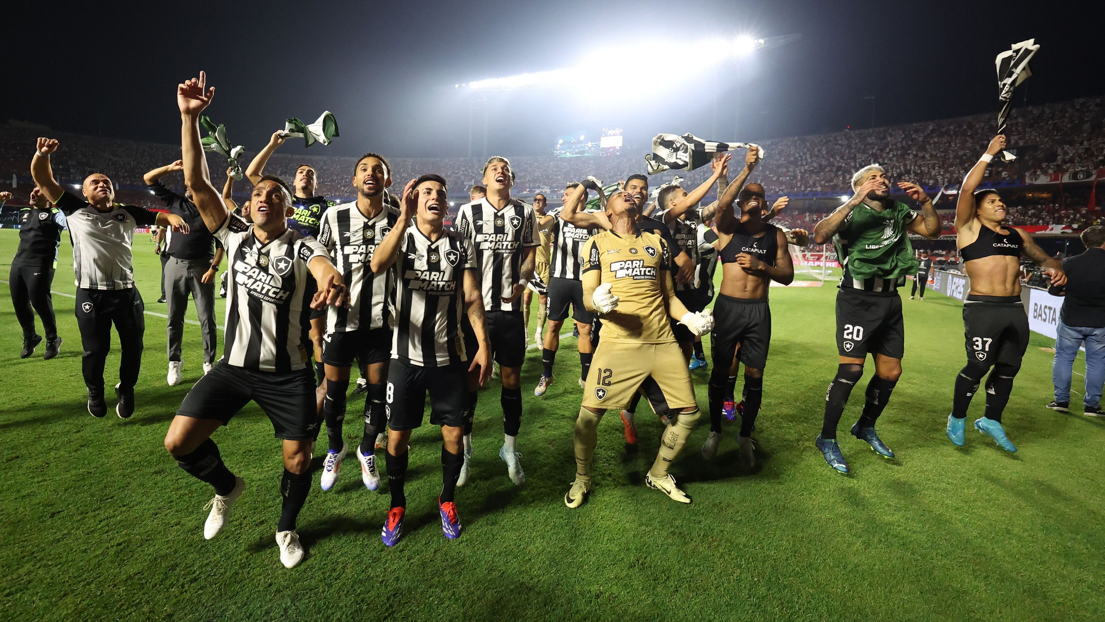 Jogadores do Botafogo celebram classificação contra o São Paulo