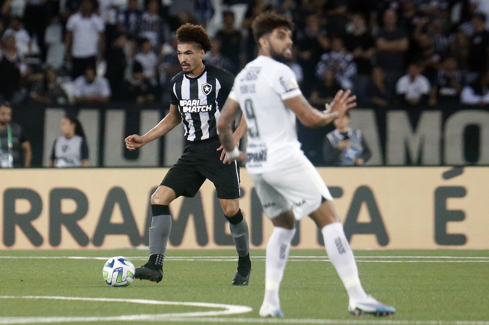 Botafogo e Corinthians se encontram em partida válida pelo Brasileirão