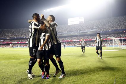 Botafogo vence o São Paulo e avança na Libertadores