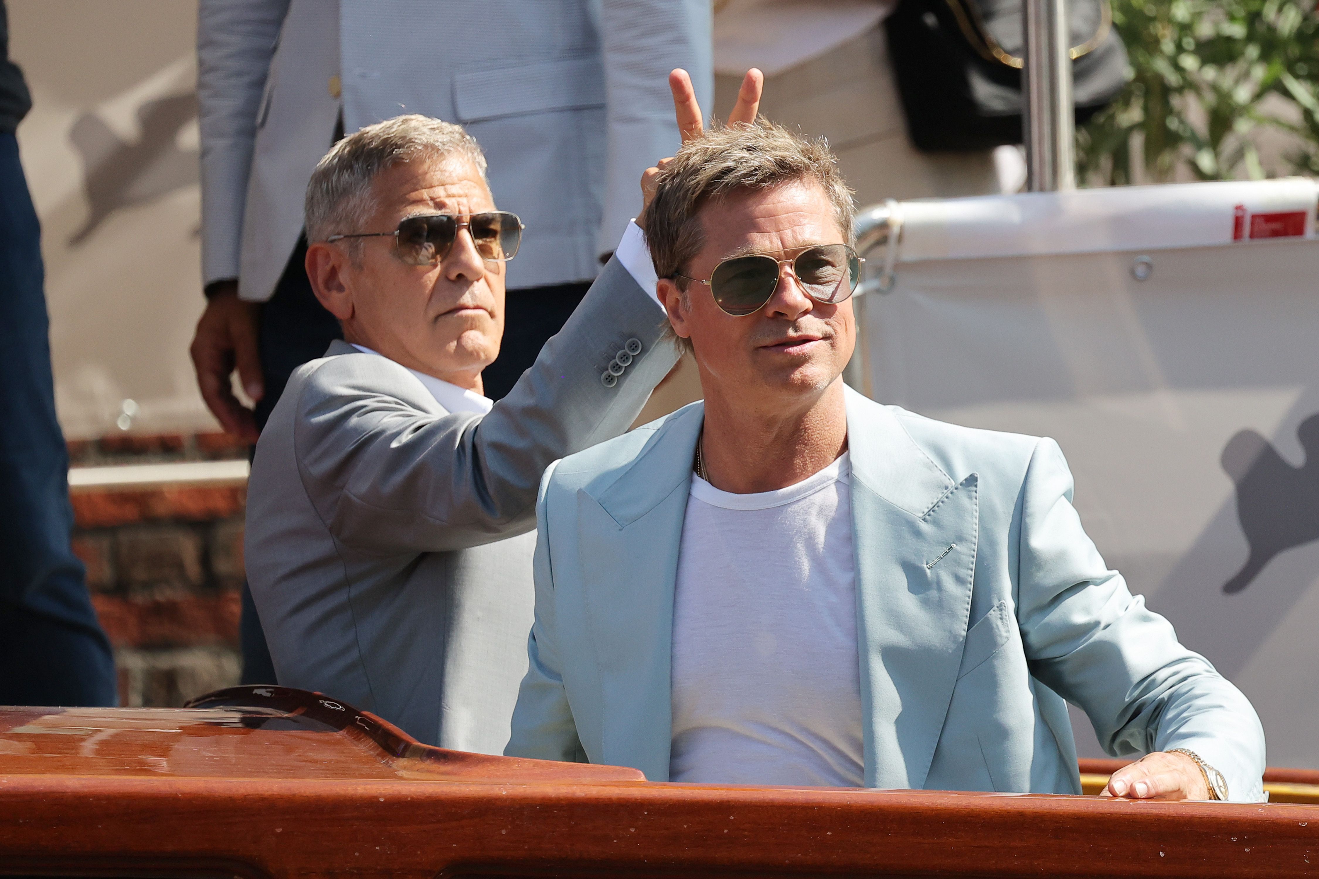 George Clooney trolla amigo Brad Pitt em foto na chegada do Festival de Cinema de Veneza neste domingo (1º) • Ernesto Ruscio/Getty Images
