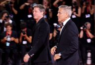 George Clooney trolla Brad Pitt em foto no Festival de Veneza; veja