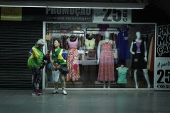 Manifestantes aguardam para ato de 7 de setembro no metrô de São Paulo