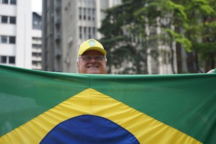 Manifestante com a bandeira do Brasil em ato contra Alexandre de Moraes na Avenida Paulista