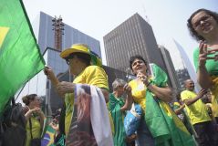 Manifestantes de verde e amarelo no ato contra Moraes na Avenida Paulista