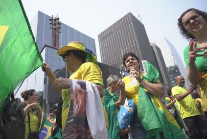 Manifestantes de verde e amarelo no ato contra Moraes na Avenida Paulista