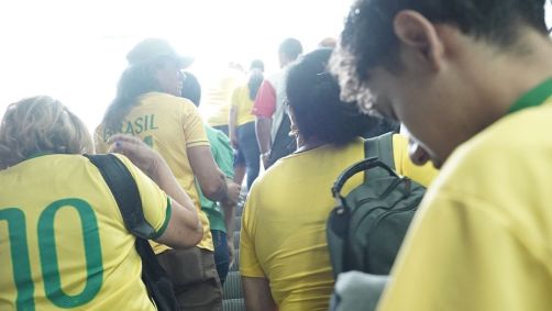Manifestantes sobem as escadas do metrô para participar de ato de 7 de setembro na Avenida Paulista