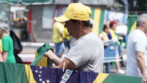 Bandeiras do Brasil são vendidas em meio a ato de 7 de setembro na Avenida Paulista