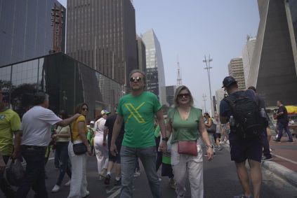 Manifestante veste camisa verde e amarela em alusão à rede social X, após bloqueio determinado pelo STF