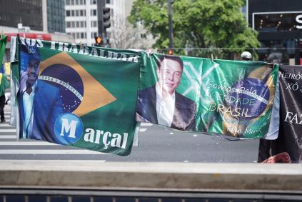 Toalhas em protesto contra o bloqueio do X no Brasil e em defesa do candidato à prefeitura de São Paulo, Pablo Marçal (PRTB), são expostas no ato de 7 de setembro na Avenida Paulista