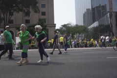 Manifestantes de verde e amarelo no ato contra Moraes na Avenida Paulista