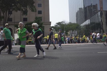 Manifestantes de verde e amarelo no ato contra Moraes na Avenida Paulista