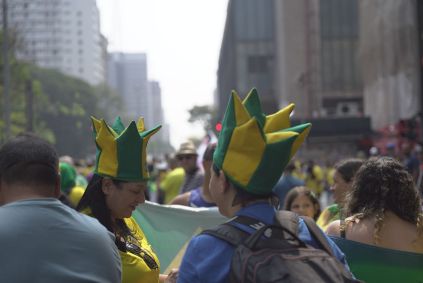 Manifestantes de verde e amarelo no ato contra Moraes na Avenida Paulista