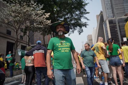 Manifestante com camisa escrito &quot;o Brasil que queremos só depende de nós&quot;