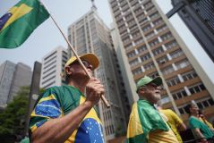 Manifestante com a bandeira do Brasil em ato contra Alexandre de Moraes na Avenida Paulista