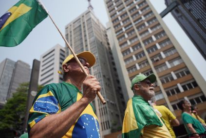 Manifestante com a bandeira do Brasil em ato contra Alexandre de Moraes na Avenida Paulista