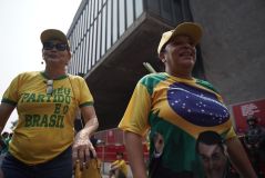 Manifestante veste camisa com slogan &quot;meu partido é o Brasil&quot; em ato contra Moraes na Avenida Paulista