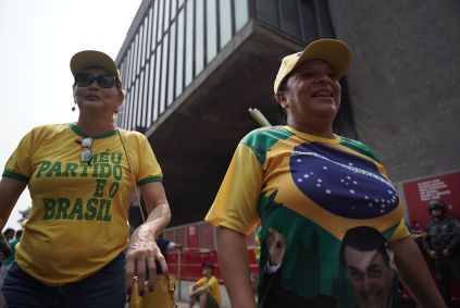 Manifestante veste camisa com slogan &quot;meu partido é o Brasil&quot; em ato contra Moraes na Avenida Paulista
