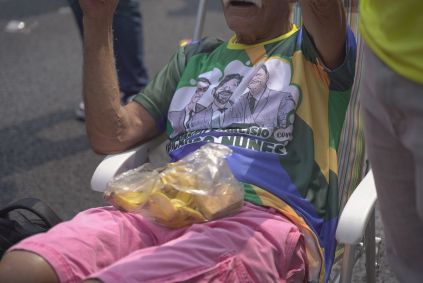 Manifestante com camisa em apoio à candidatura do prefeito de São Paulo, Ricardo Nunes (MDB), endossada por Jair Bolsonaro e Tarcísio de Freitas
