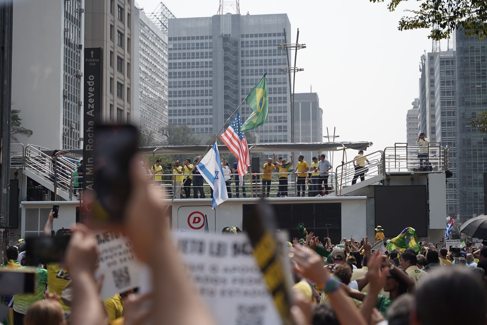 Bandeiras dos Estados Unidos e de Israel são exibidas em ato contra Moraes na Avenida Paulista